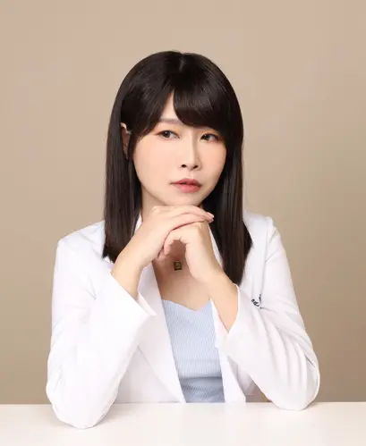 營養師手托著下巴看旁邊